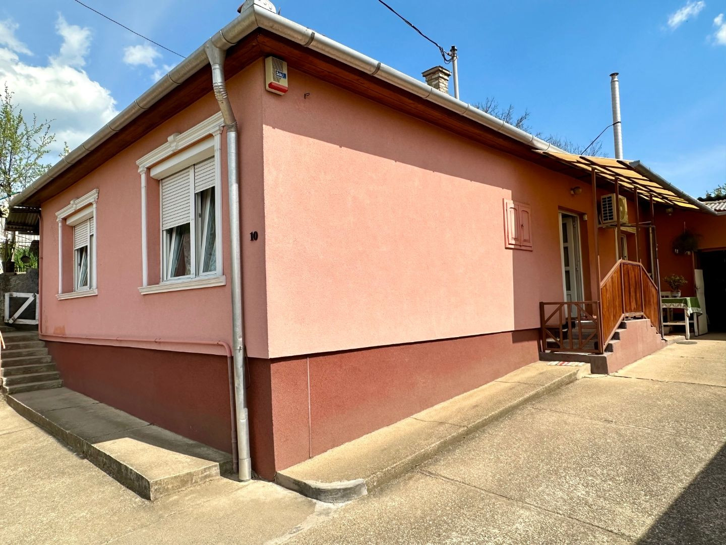 MAĎARSKO - SZENDRŐ ZREKONŠTRUOVANÝ 3 IZBOVÝ RD S PEKNÝM POZEMKOM.