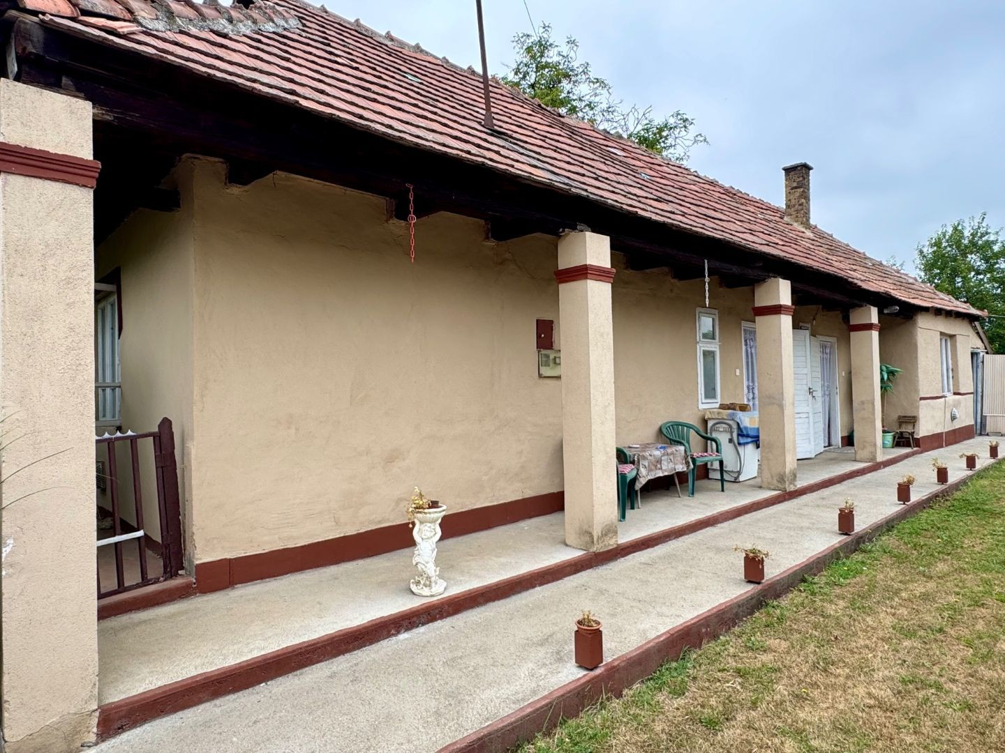 MAĎARSKO - FORRÓ / ENCS - ABÚJDEVECSER  - 3 IZBOVÝ DOM IHNEĎ OBÝVATEĽNÝ