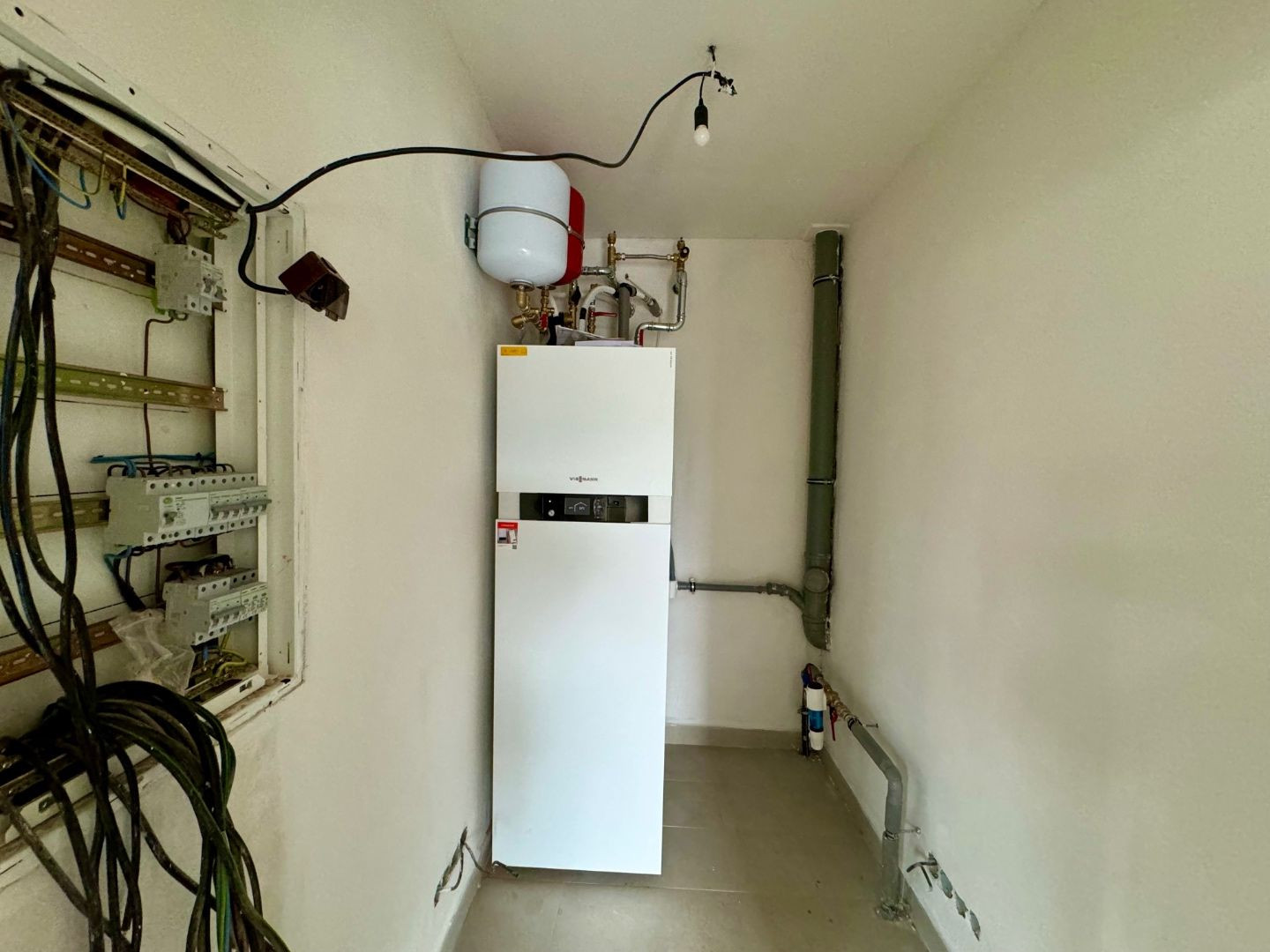 MAĎARSKO - HIDASNÉMETI - NOVOSTAVBA 4 IZBOVÝ RD 161 M2, TERASA 105 M2, PIVNICA, POZEMOK 1039 M2.