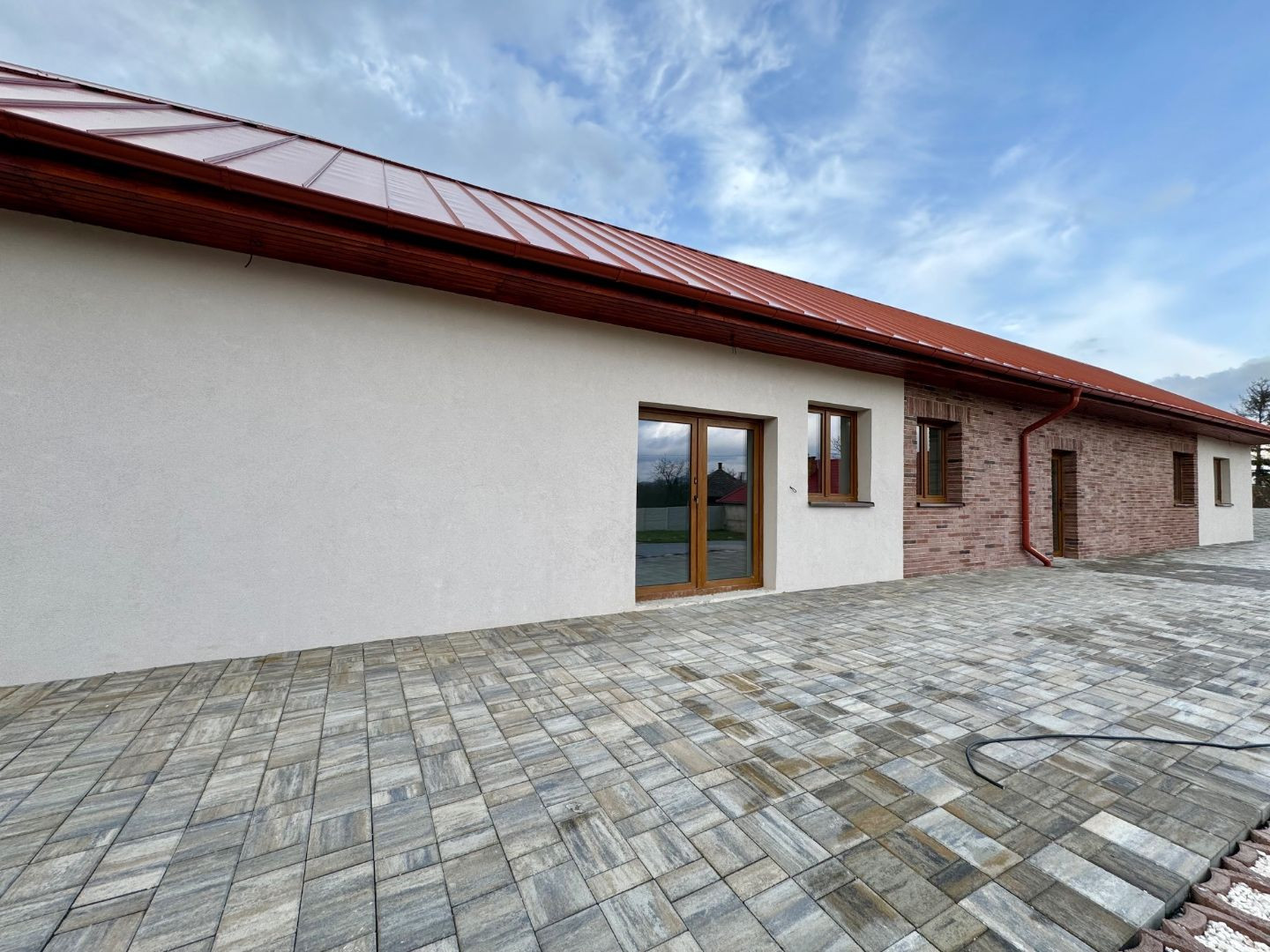 MAĎARSKO - HIDASNÉMETI - NOVOSTAVBA 4 IZBOVÝ RD 161 M2, TERASA 105 M2, PIVNICA, POZEMOK 1039 M2.