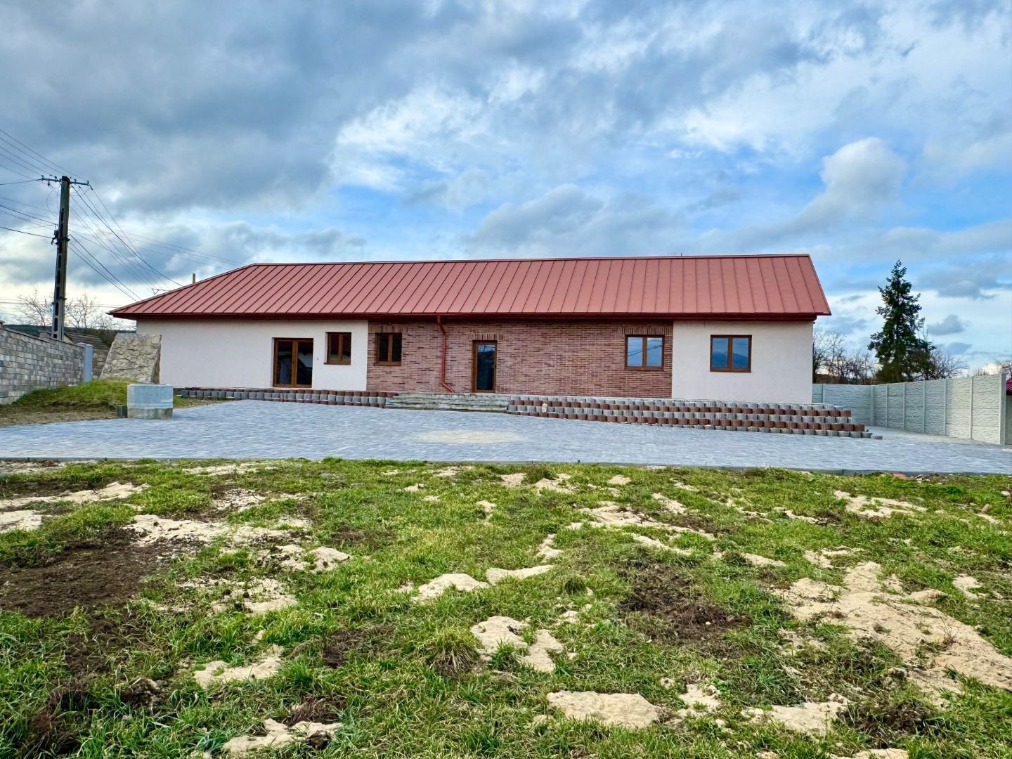 MAĎARSKO - HIDASNÉMETI - NOVOSTAVBA 4 IZBOVÝ RD 161 M2, TERASA 105 M2, PIVNICA, POZEMOK 1039 M2.