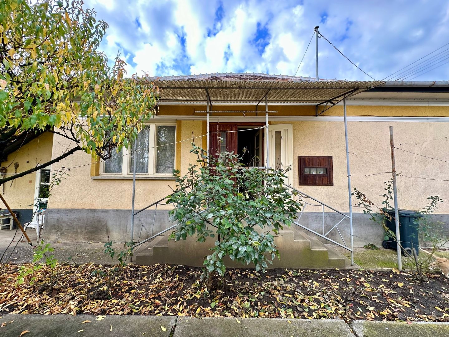 MAĎARSKO - ENCS PEKNÝ TROJIZBOVÝ DOM  S ROZLOHOU 80 M2 A PEKNÝM POZEMKOM