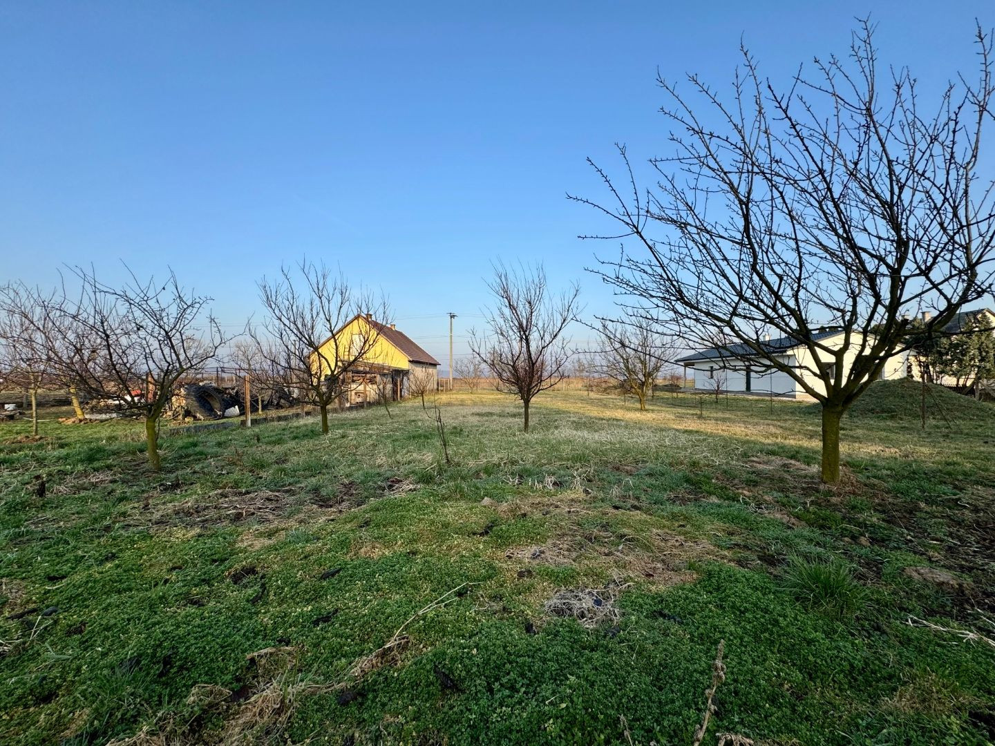 MAĎARSKO - GONC STAVEBNÝ POZEMOK 852 M2, IS NA HRANICI POZEMKU.