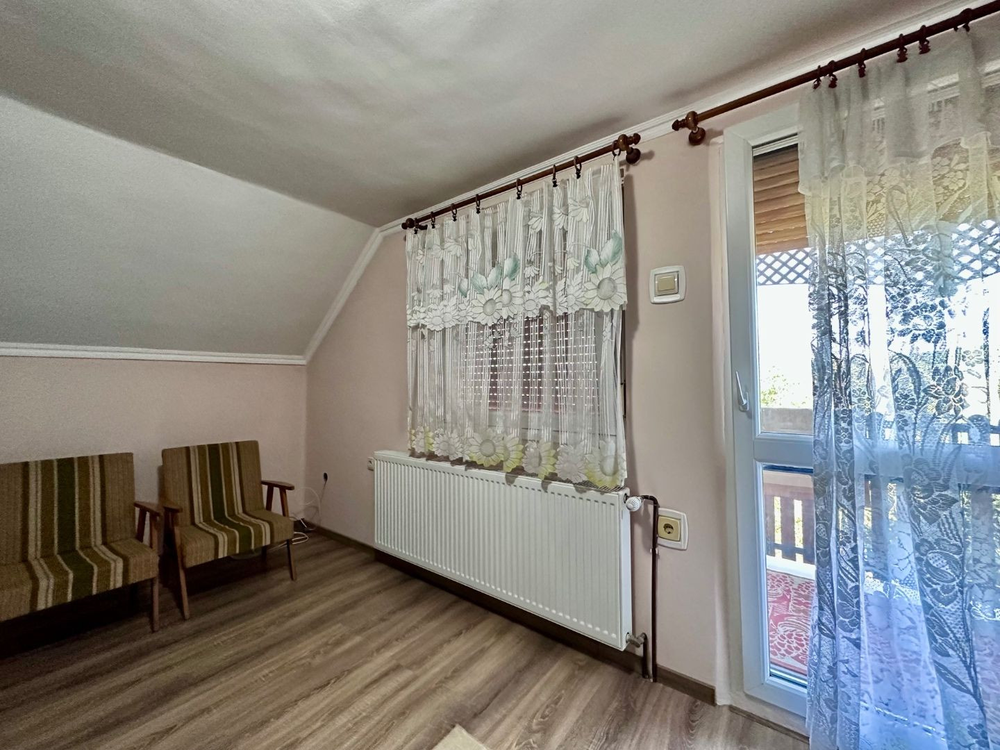 MAĎARSKO - SZENDRO  4 IZBOVÝ RODINNÝ DOM NA KĽUDNOM MIESTE