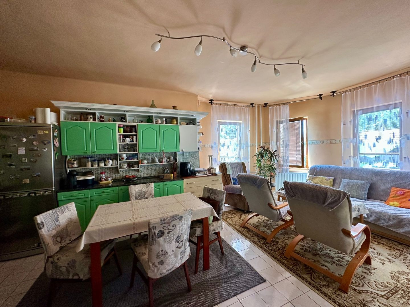 MAĎARSKO - SZENDRO PEKNÝ 5 IZBOVÝ RODINNÝ DOM S 2 BYTOVÝMI JEDNOTKAMI, S TERASOU A GARÁŽOU