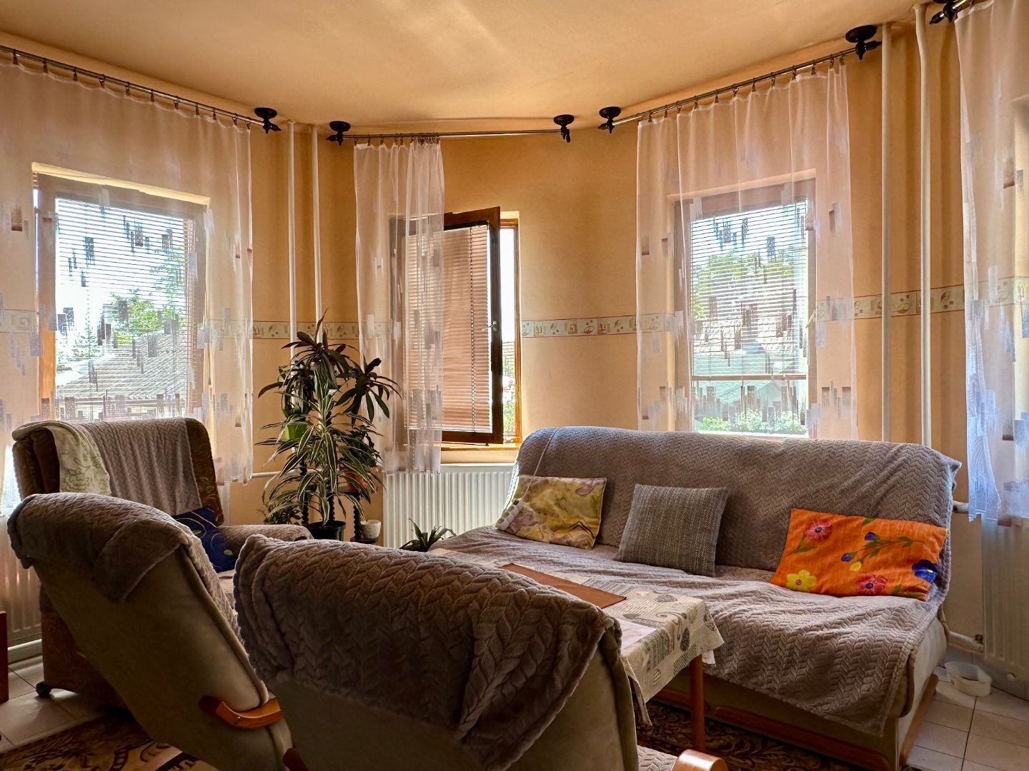 MAĎARSKO - SZENDRO PEKNÝ 5 IZBOVÝ RODINNÝ DOM S 2 BYTOVÝMI JEDNOTKAMI, S TERASOU A GARÁŽOU