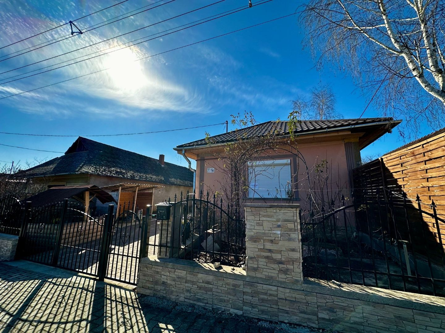 MAĎARSKO - MÁRTONYI - PEKNÝ KOMPLETNE ZREKONŠTRUOVANÝ 3 IZBOVÝ RD V KRÁSNEJ LOKALITE BLÍZKO JAZERA RAKACA