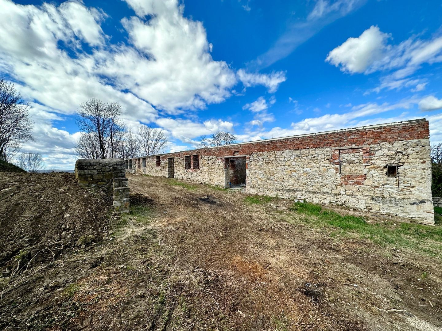 MAĎARSKO - ABAUJVÁR STAVEBNÝ POZEMOK, ZÁKLADY DOMU A MÚRY 1.700 M2, VŠETKY IS.