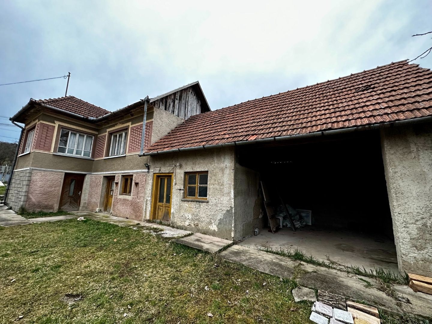 MAĎARSKO - TOP LOKALITA SZOGLIGET PEKNÝ RODINNÝ DOM