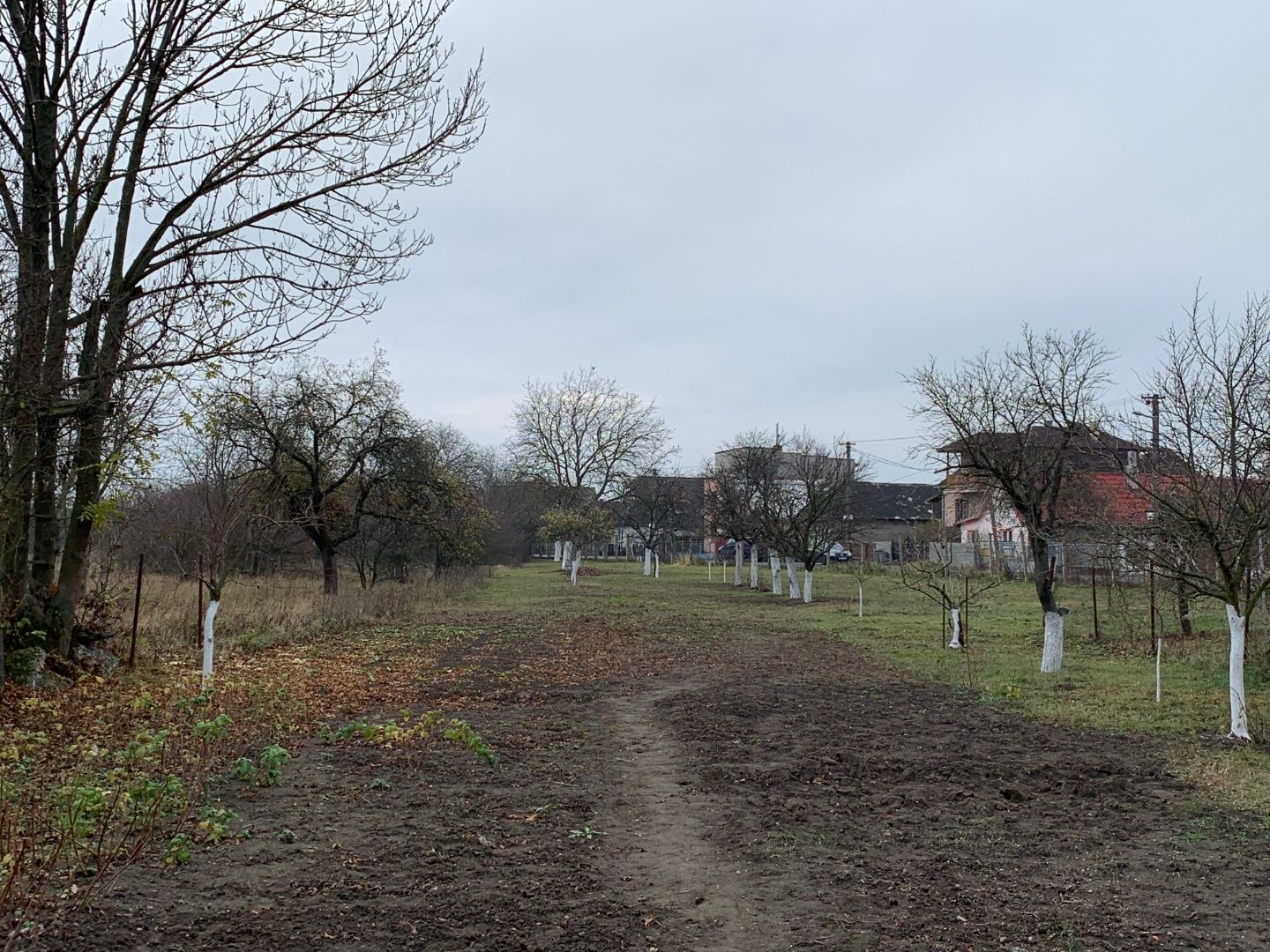 SEČOVCE - ROVINATÝ STAVEBNÝ POZEMOK 1417 PRIAMO V OBCI IS PRI POZEMKU.