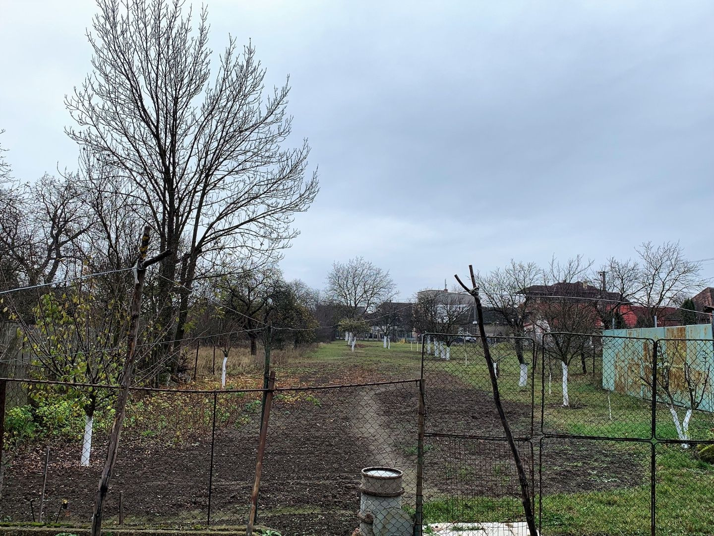 SEČOVCE - ROVINATÝ STAVEBNÝ POZEMOK 1417 PRIAMO V OBCI IS PRI POZEMKU.