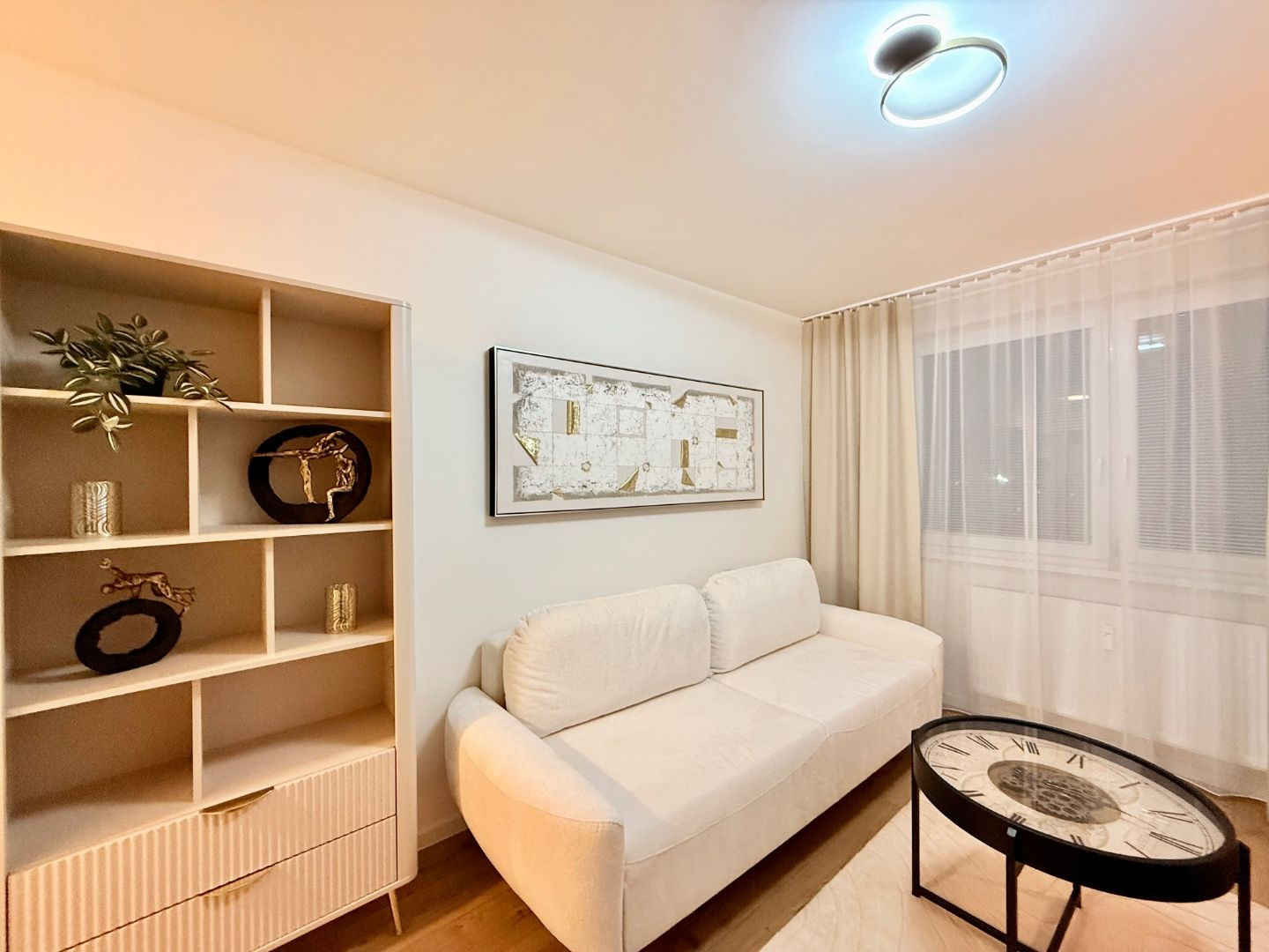 JUH - PRI AUPARKU - 1 IZBOVÝ MODERNÝ KOMPLETNE ZARIADENÝ BYT.