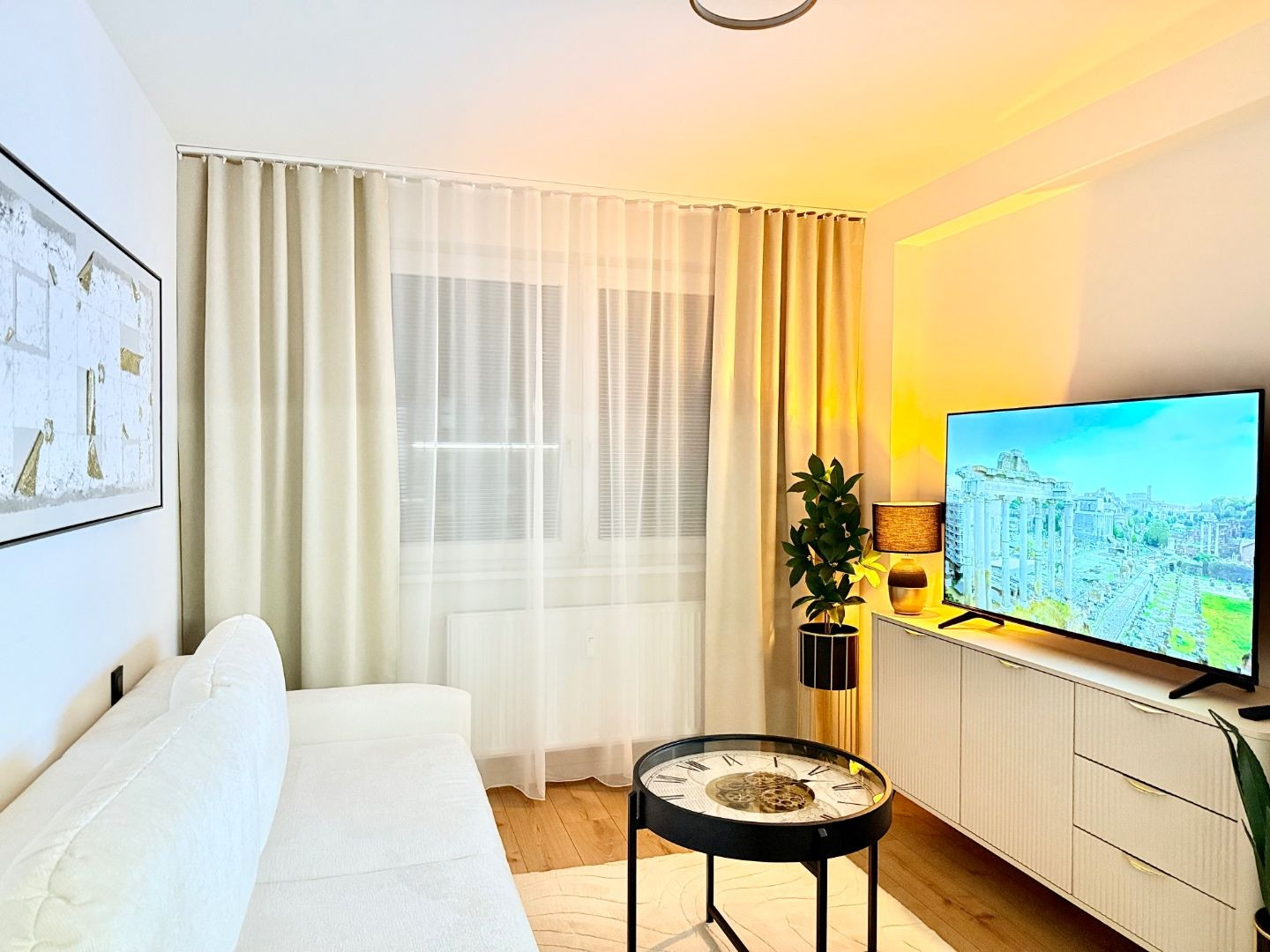 JUH - PRI AUPARKU - 1 IZBOVÝ MODERNÝ KOMPLETNE ZARIADENÝ BYT.