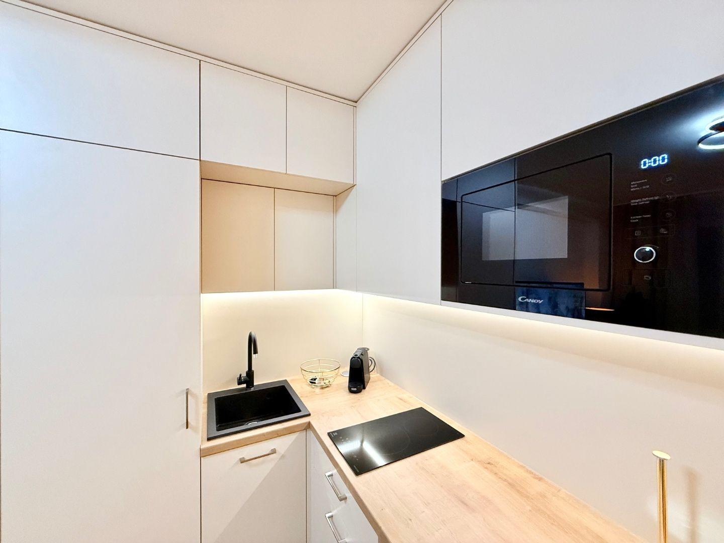 JUH - PRI AUPARKU - 1 IZBOVÝ MODERNÝ KOMPLETNE ZARIADENÝ BYT.