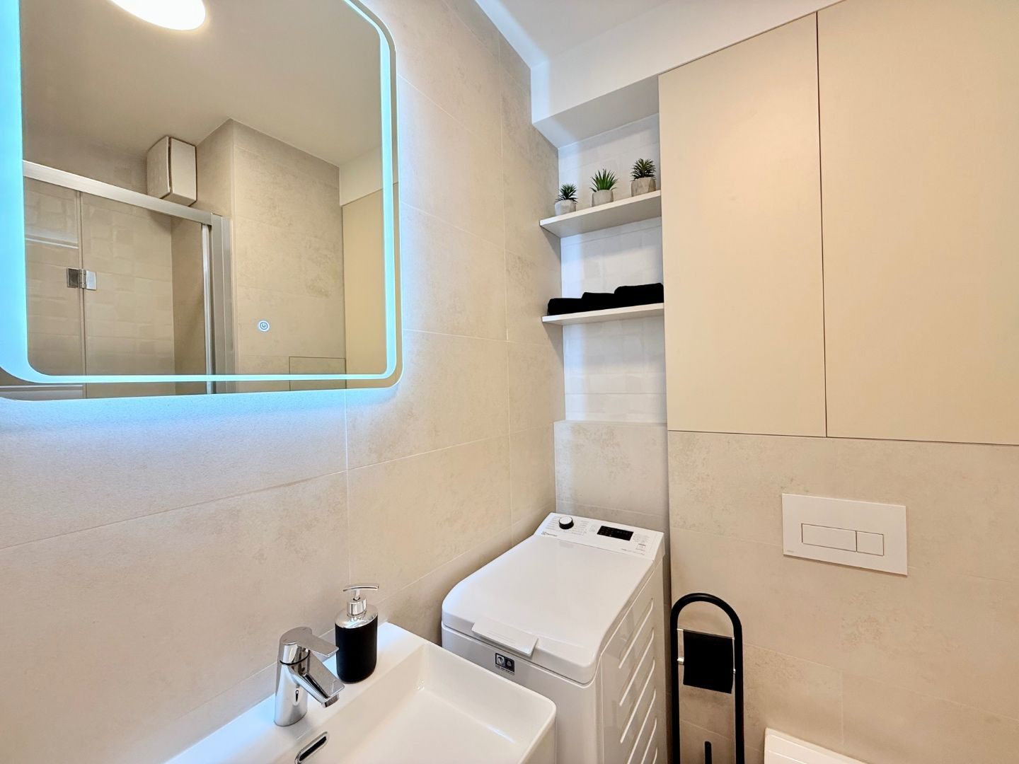 JUH - PRI AUPARKU - 1 IZBOVÝ MODERNÝ KOMPLETNE ZARIADENÝ BYT.