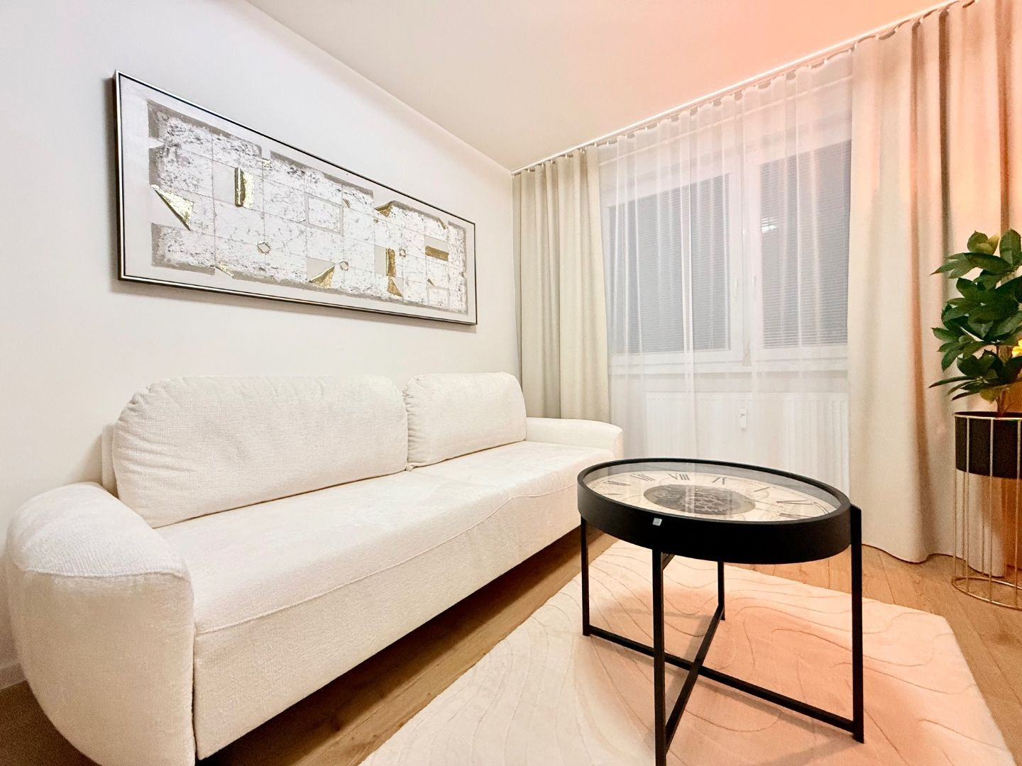 JUH - PRI AUPARKU - 1 IZBOVÝ MODERNÝ KOMPLETNE ZARIADENÝ BYT.