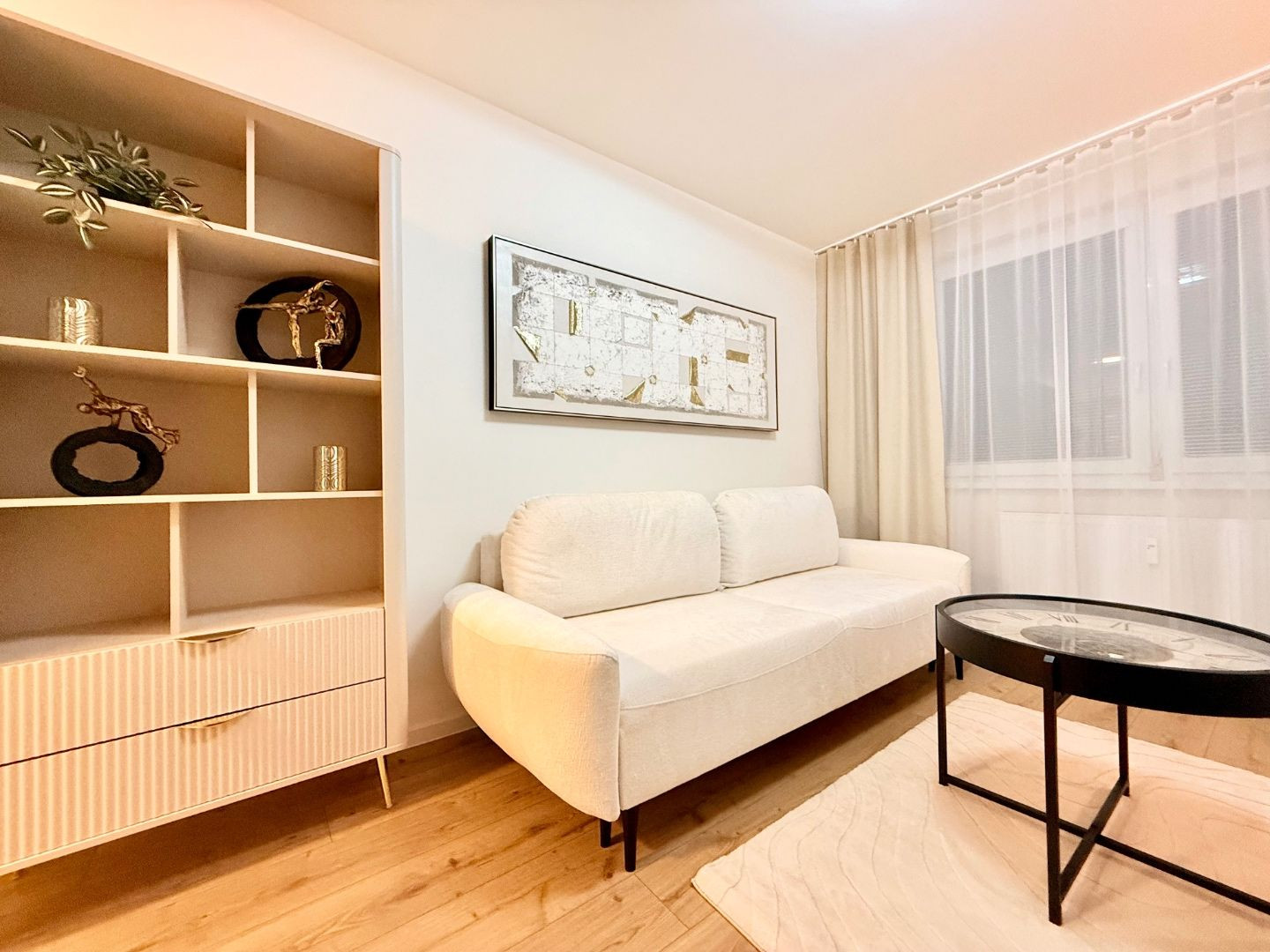 JUH - PRI AUPARKU - 1 IZBOVÝ MODERNÝ KOMPLETNE ZARIADENÝ BYT.