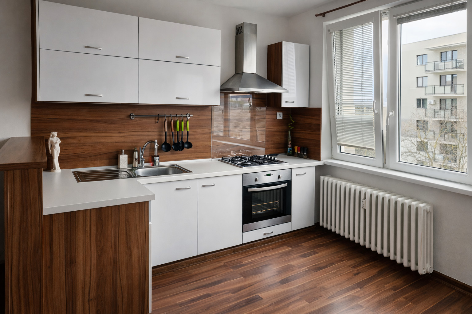 NAD JAZEROM - AZOVSKÁ 1,5 IZBOVÝ BYT 41 M2, ZARIADENÝ KOMPLET.