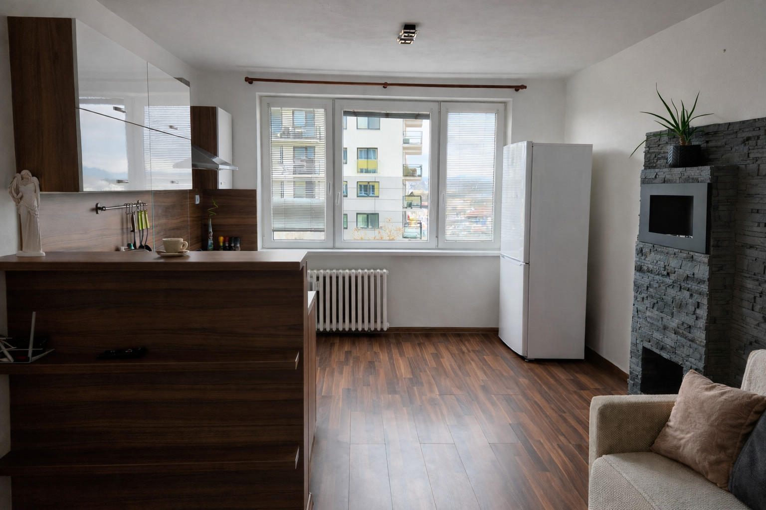 NAD JAZEROM - AZOVSKÁ 1,5 IZBOVÝ BYT 41 M2, ZARIADENÝ KOMPLET.