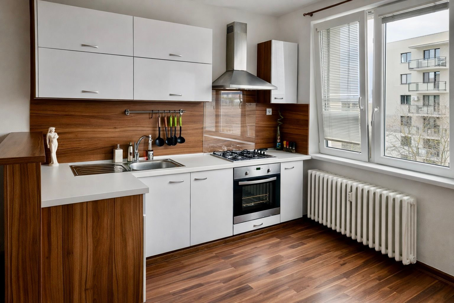 NAD JAZEROM - AZOVSKÁ 1,5 IZBOVÝ BYT 41 M2, ZARIADENÝ KOMPLET.