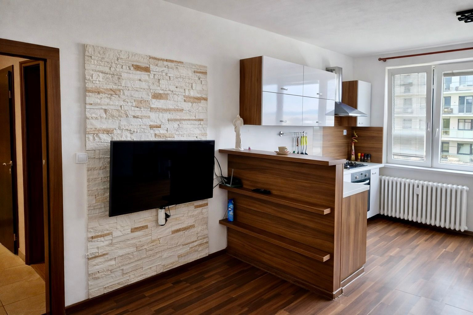 NAD JAZEROM - AZOVSKÁ 1,5 IZBOVÝ BYT 41 M2, ZARIADENÝ KOMPLET.