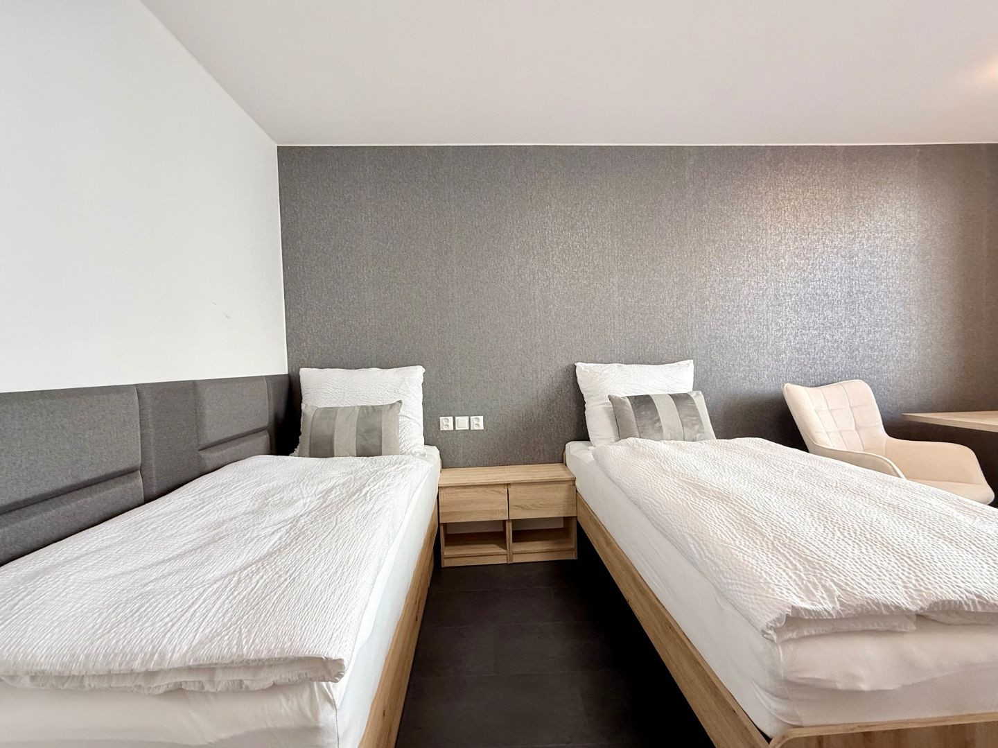 CENTRUM MESTA - VRÁTNA - 1 IZBOVÝ MODERNÝ ZARIADENÝ BYT.