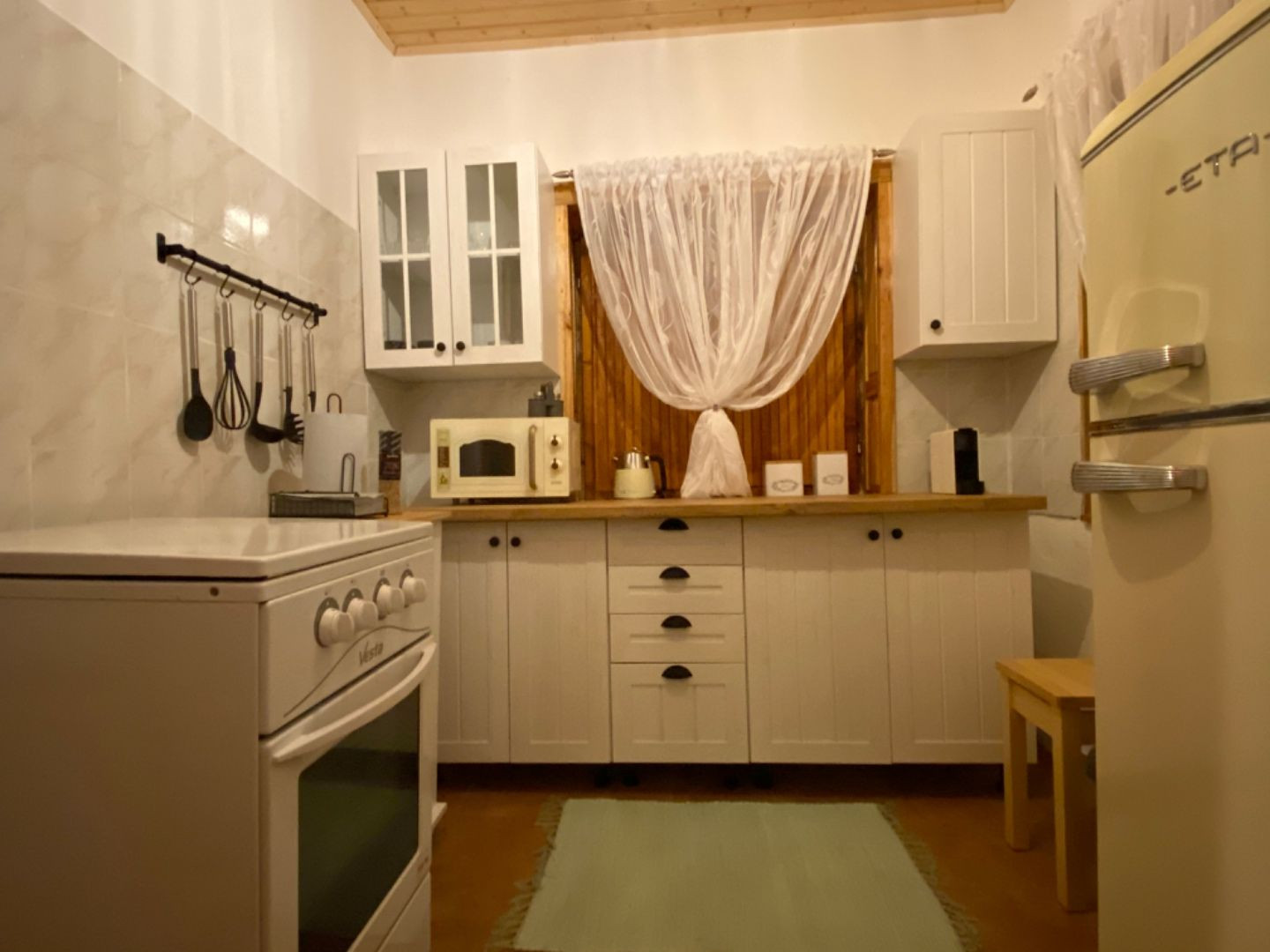 SZALONNA KOMPLETNE ZARIADENÁ 4 IZBOVÁ CHATA PRI JAZERE RAKACA.