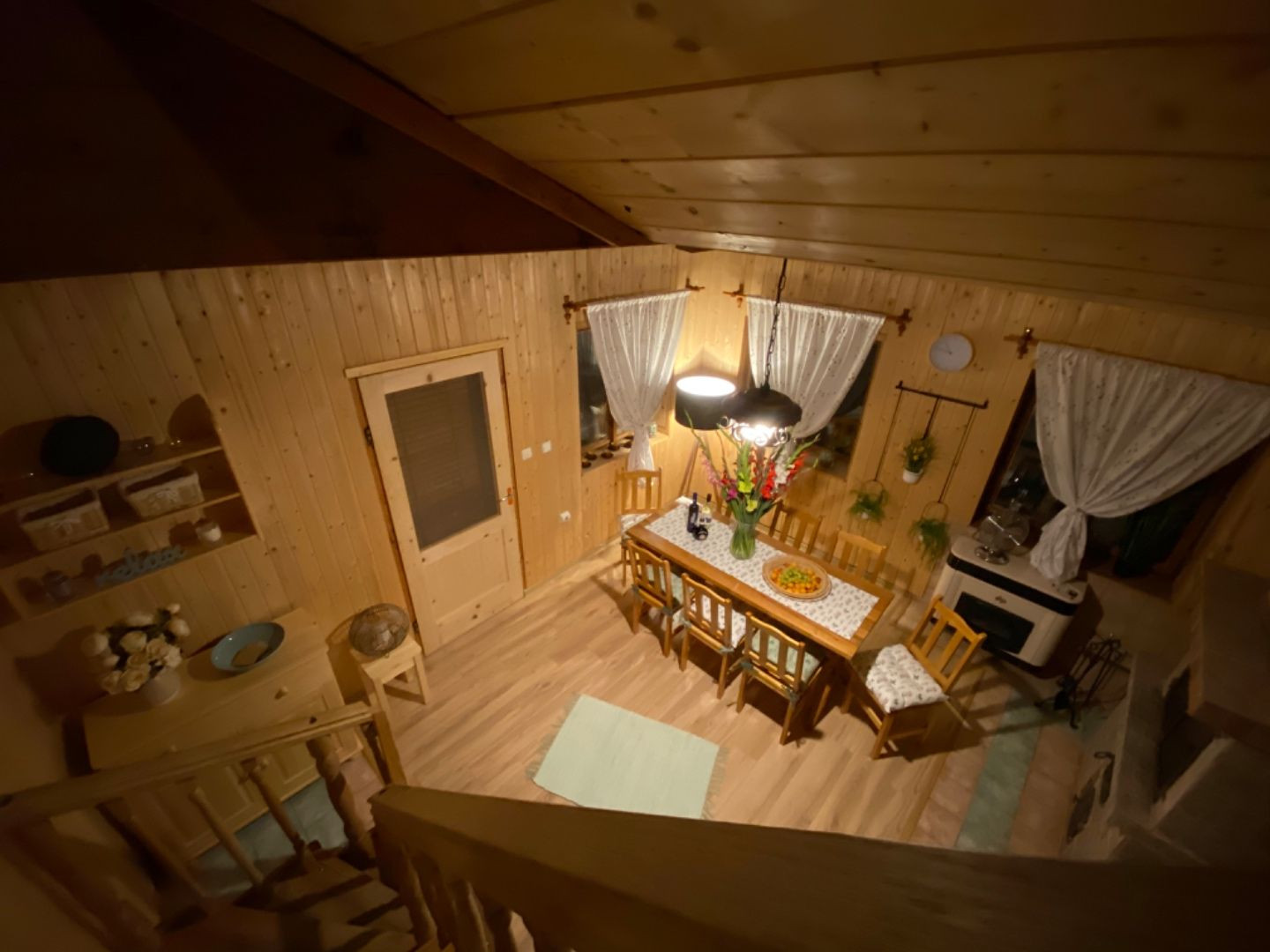 SZALONNA KOMPLETNE ZARIADENÁ 4 IZBOVÁ CHATA PRI JAZERE RAKACA.