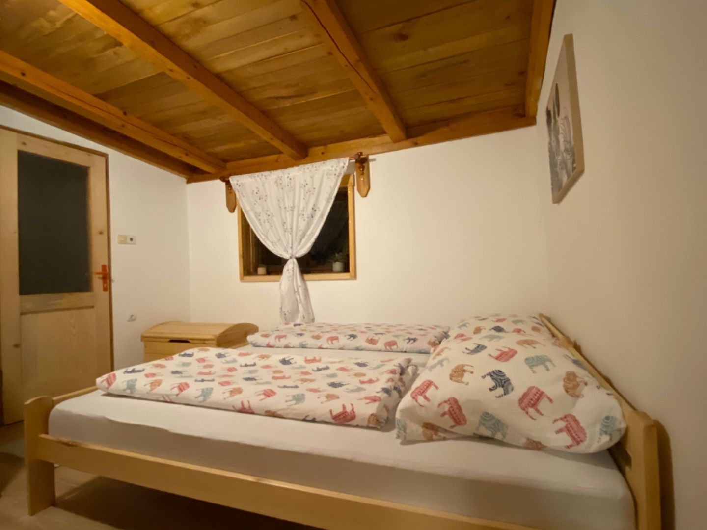 SZALONNA KOMPLETNE ZARIADENÁ 4 IZBOVÁ CHATA PRI JAZERE RAKACA.