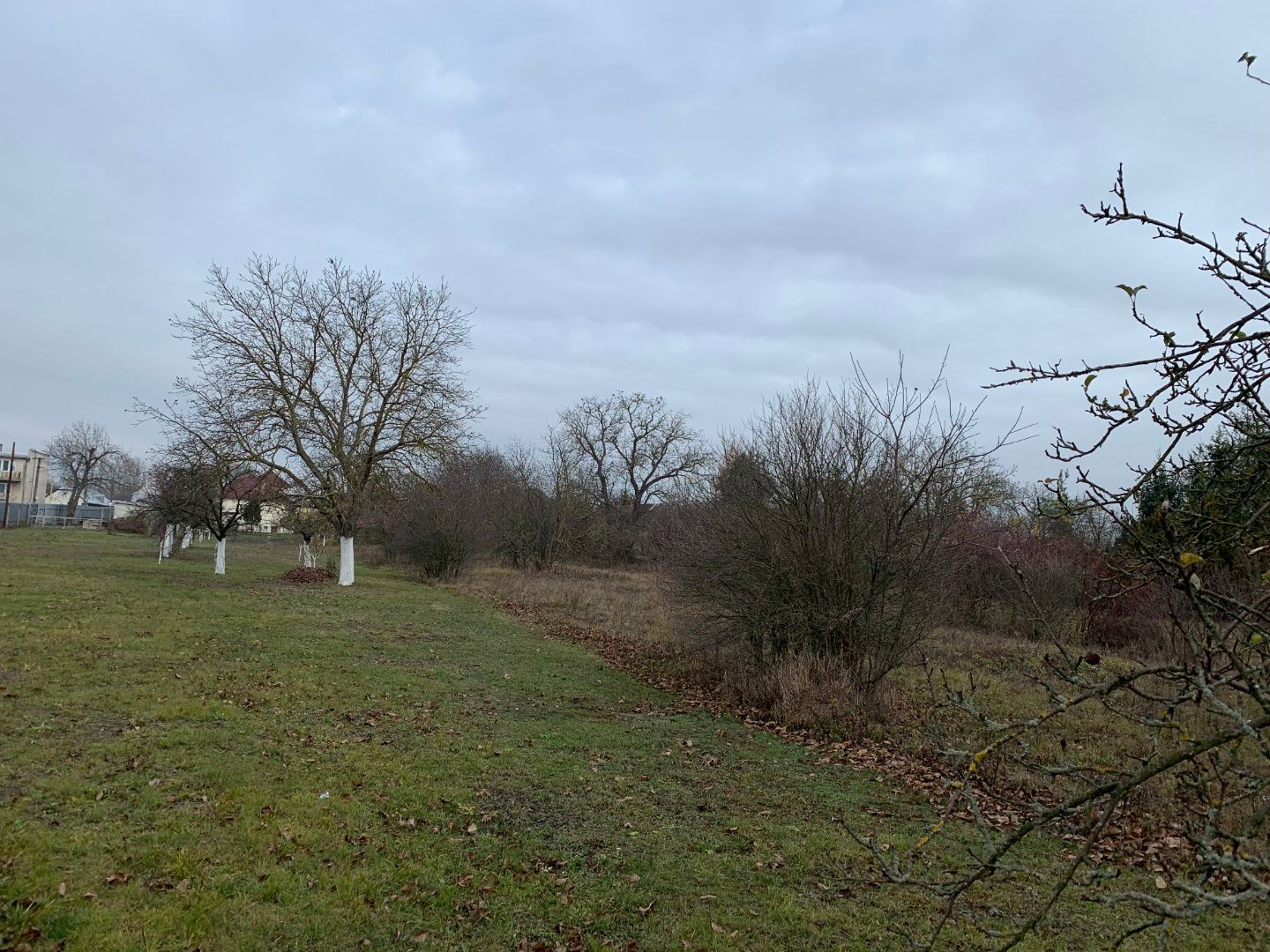 SEČOVCE - ROVINATÝ STAVEBNÝ POZEMOK 1417 PRIAMO V OBCI IS PRI POZEMKU.