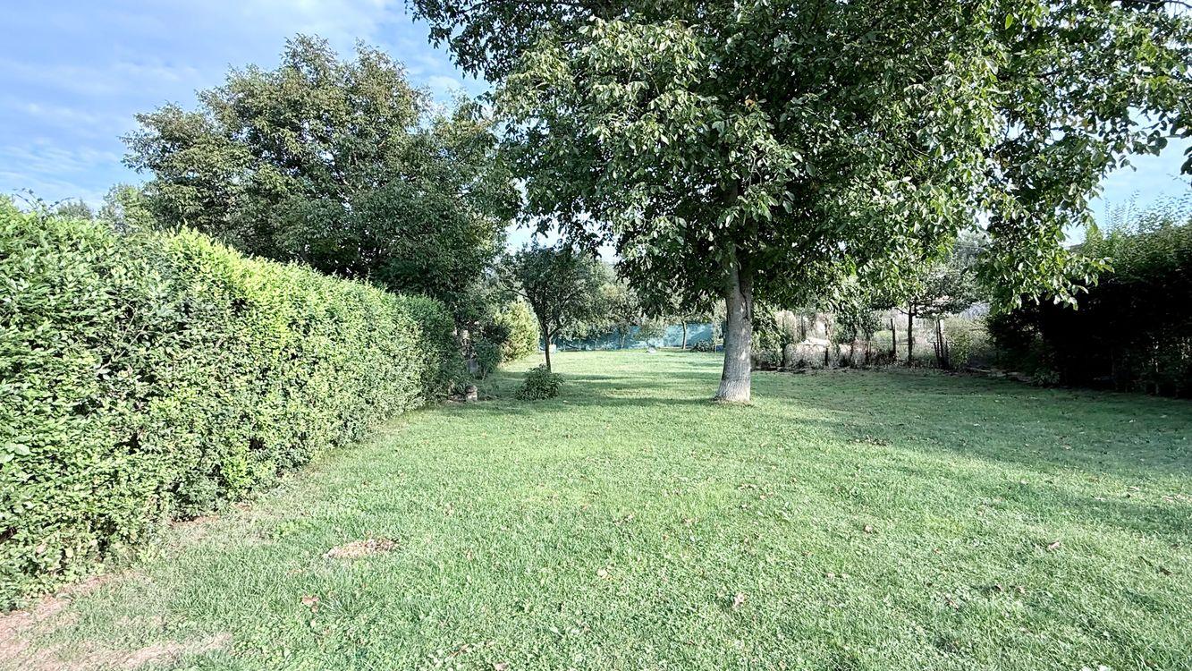 MAĎARSKO - TORNYOSNÉMETI STAVEBNÝ POZEMOK 600 M2 VŠETKY IS V DOSAHU.
