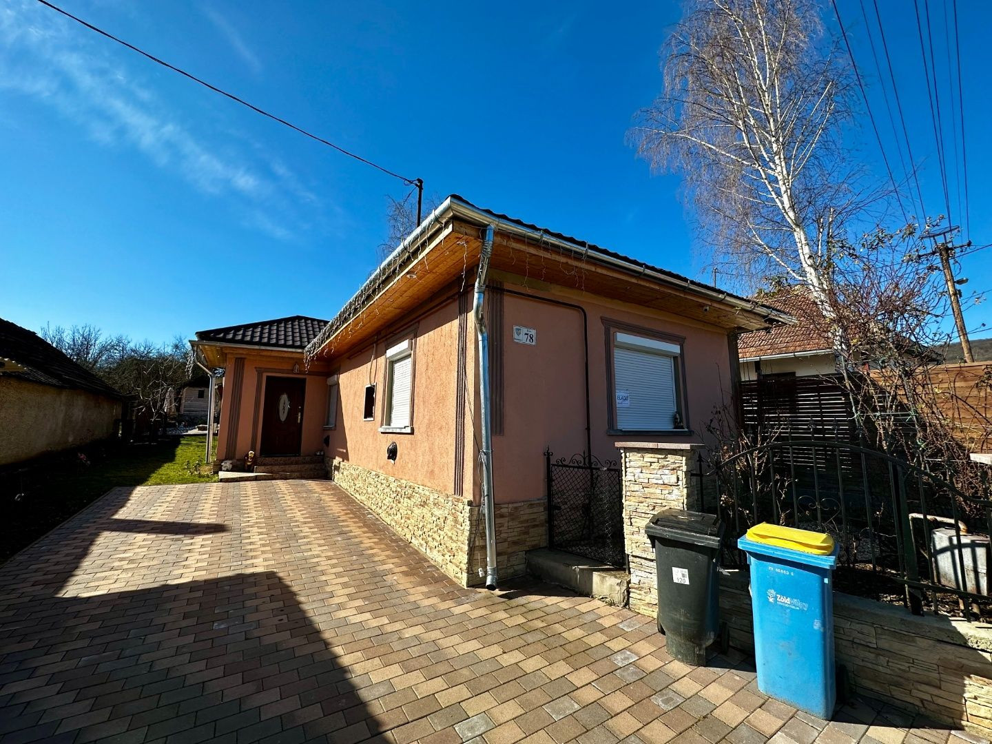 MAĎARSKO - MÁRTONYI - PEKNÝ KOMPLETNE ZREKONŠTRUOVANÝ 3 IZBOVÝ RD V KRÁSNEJ LOKALITE BLÍZKO JAZERA RAKACA