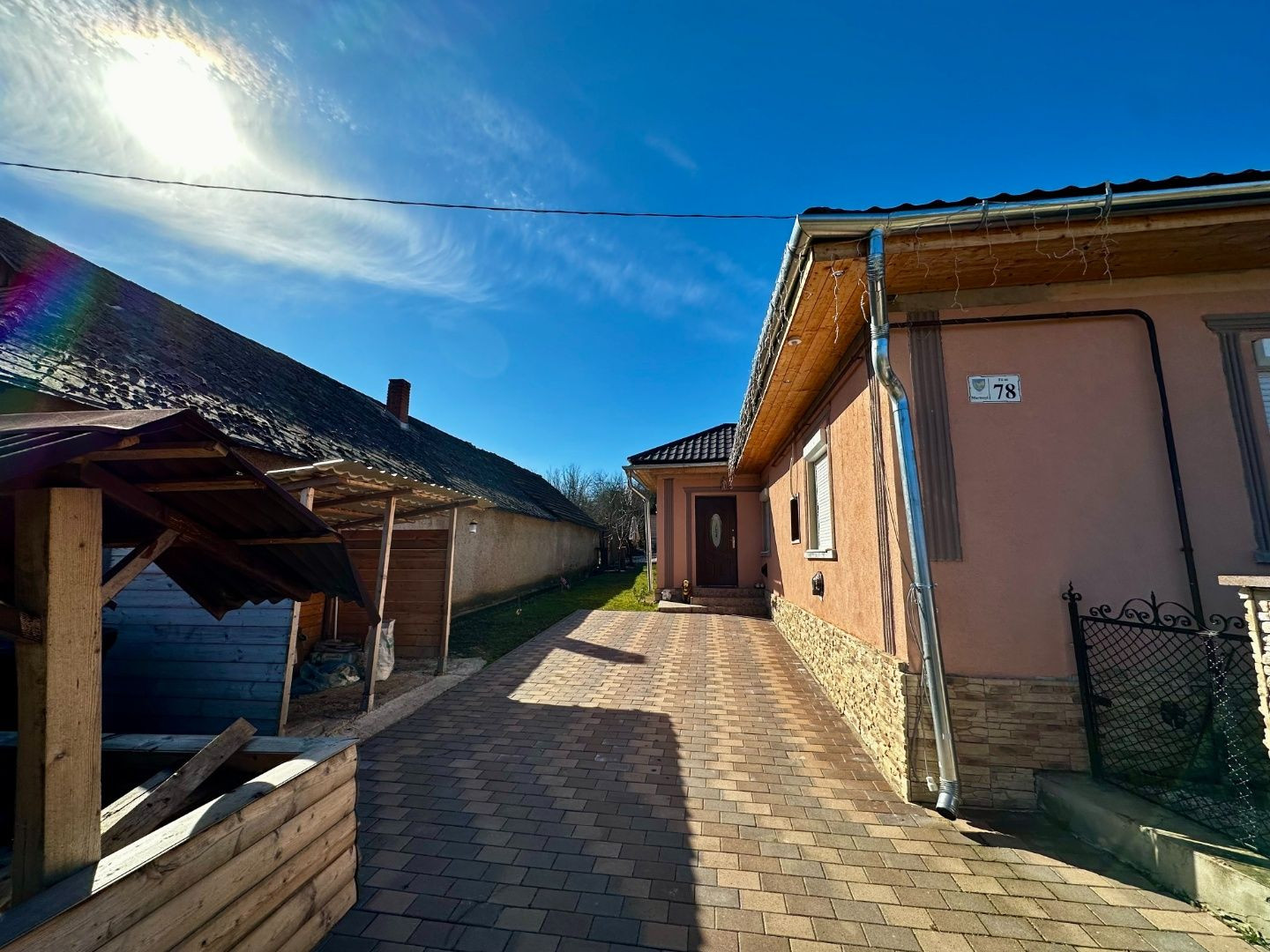 MAĎARSKO - MÁRTONYI - PEKNÝ KOMPLETNE ZREKONŠTRUOVANÝ 3 IZBOVÝ RD V KRÁSNEJ LOKALITE BLÍZKO JAZERA RAKACA