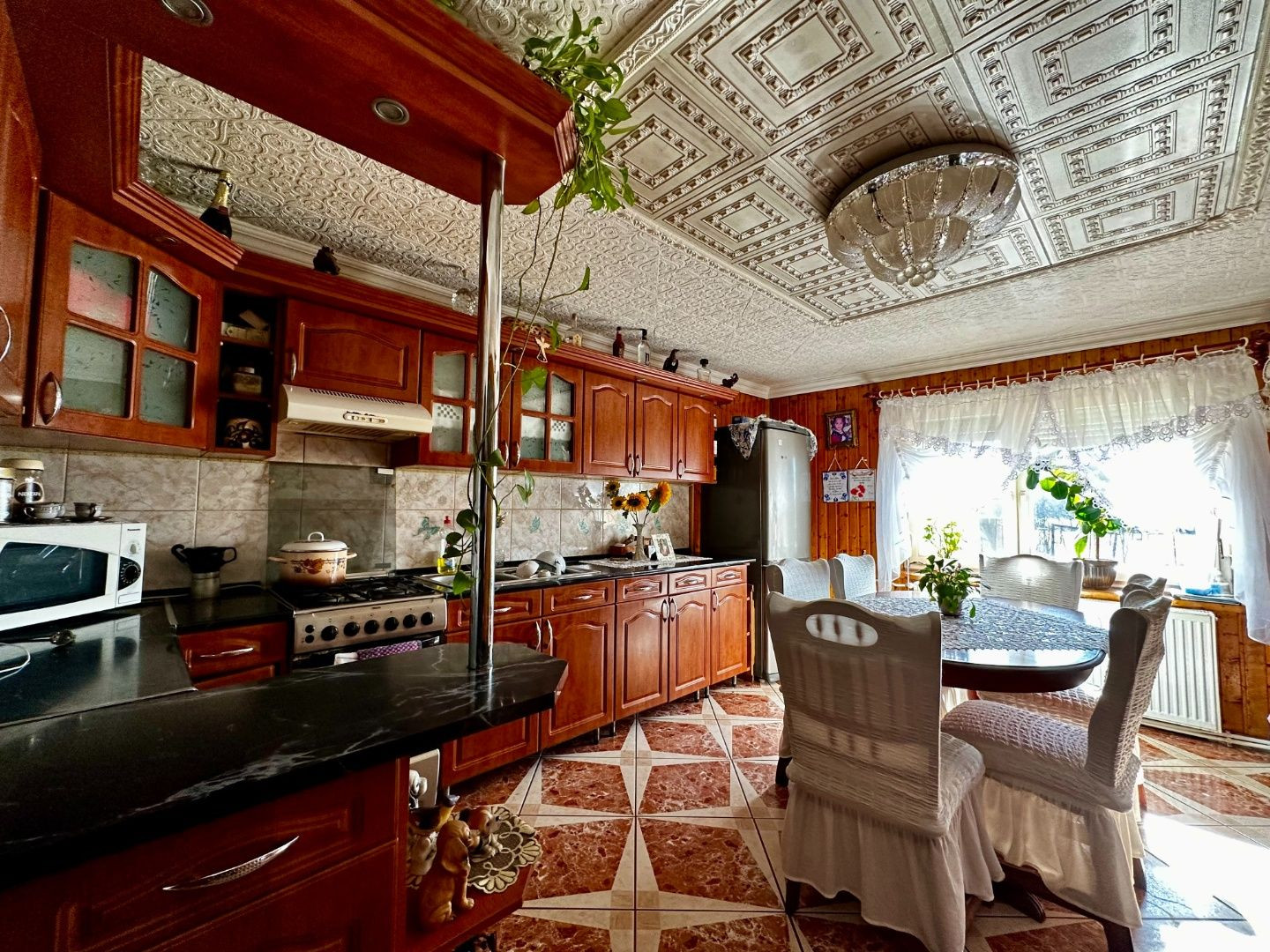 MAĎARSKO - SZENDRO 2 IZBOVÝ PEKNÝ ZREKONŠTRUOVANÝ RODINNÝ DOM  SO SAMOSTATNOU GARÁŽOU