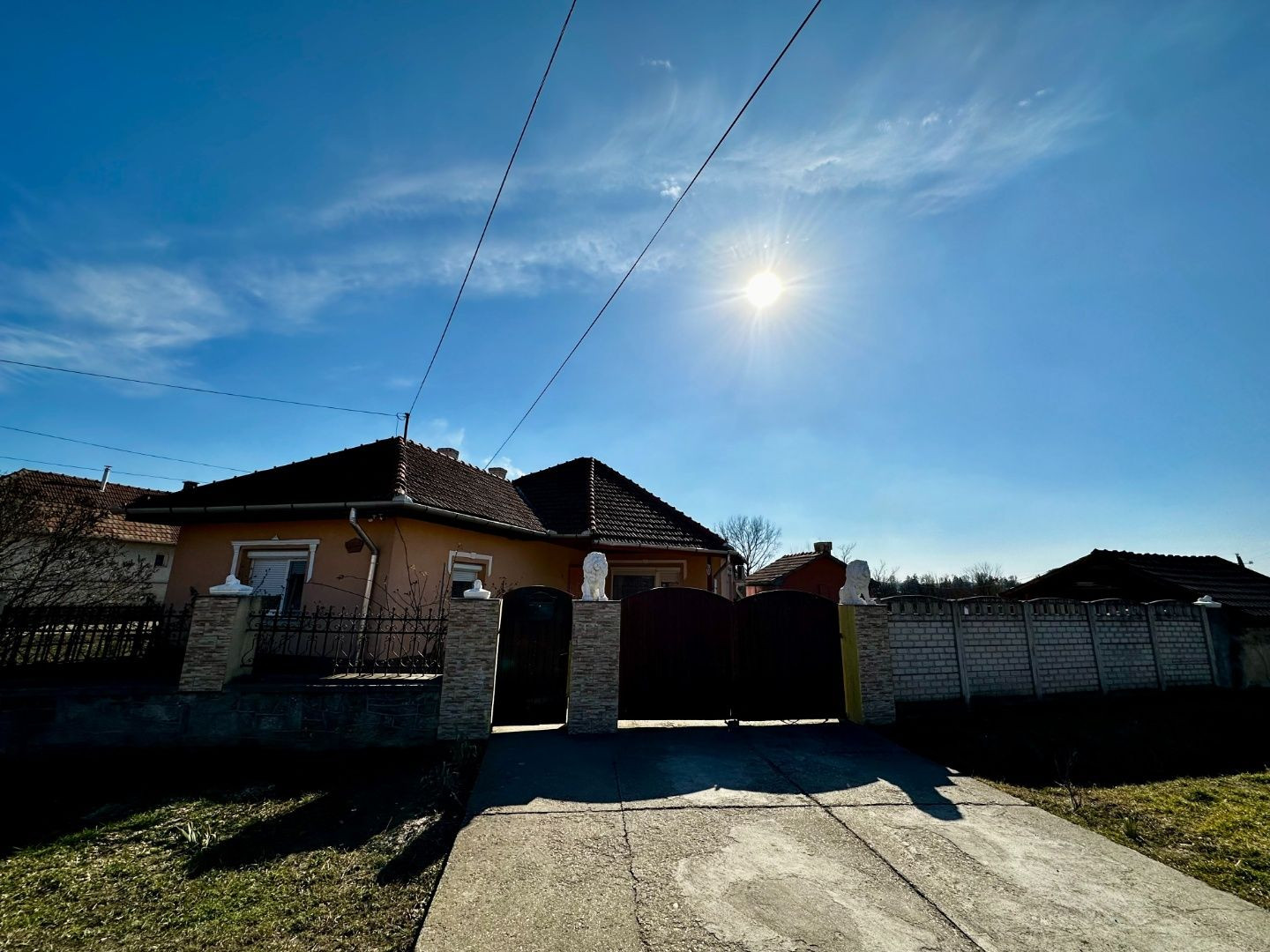 MAĎARSKO - SZENDRO 2 IZBOVÝ PEKNÝ ZREKONŠTRUOVANÝ RODINNÝ DOM  SO SAMOSTATNOU GARÁŽOU