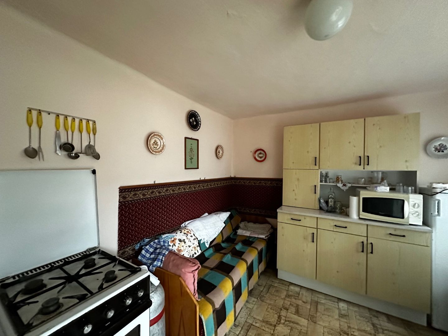 MAĎARSKO - TORNASZENTANDRÁS - PEKNÝ 3 IZBOVÝ DOM, LETNÁ KUCHYŇA.