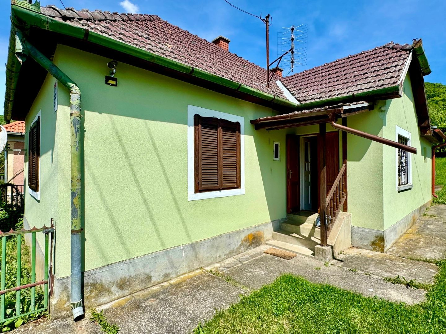 MAĎARSKO - TERESZTENYE  2 IZBOVÝ  RODINNÝ DOM S LETNOU KUCHYŇOU NA POZEMKU 2552 M2