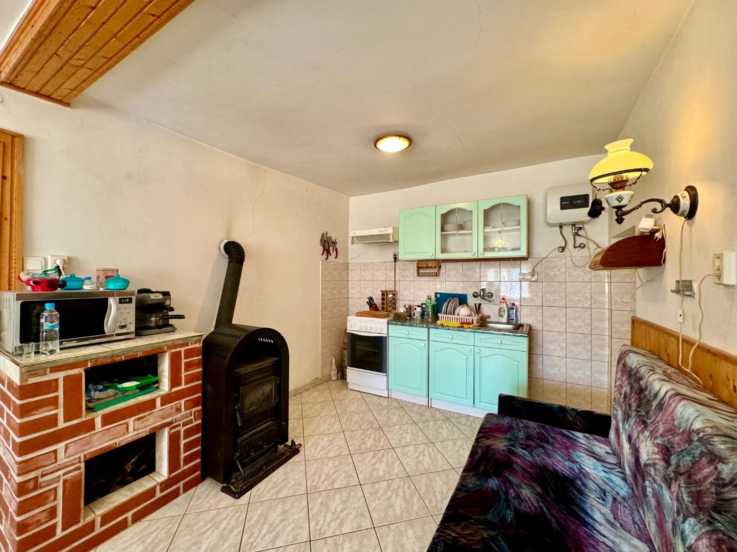 MAĎARSKO - TERESZTENYE  2 IZBOVÝ  RODINNÝ DOM S LETNOU KUCHYŇOU NA POZEMKU 2552 M2