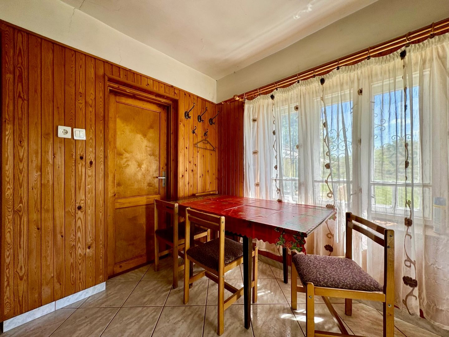 MAĎARSKO - TERESZTENYE  2 IZBOVÝ  RODINNÝ DOM S LETNOU KUCHYŇOU NA POZEMKU 2552 M2