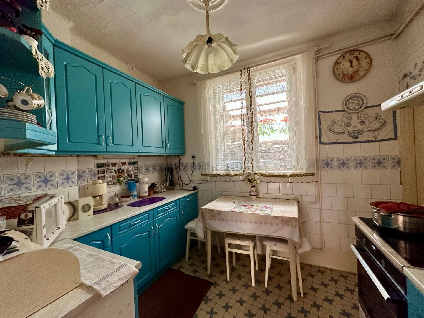 MAĎARSKO - SZENDRŐ ZREKONŠTRUOVANÝ 3 IZBOVÝ RD S PEKNÝM POZEMKOM.