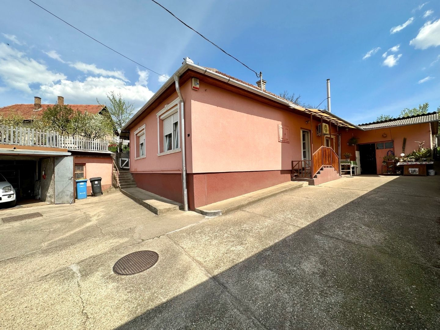 MAĎARSKO - SZENDRŐ ZREKONŠTRUOVANÝ 3 IZBOVÝ RD S PEKNÝM POZEMKOM.