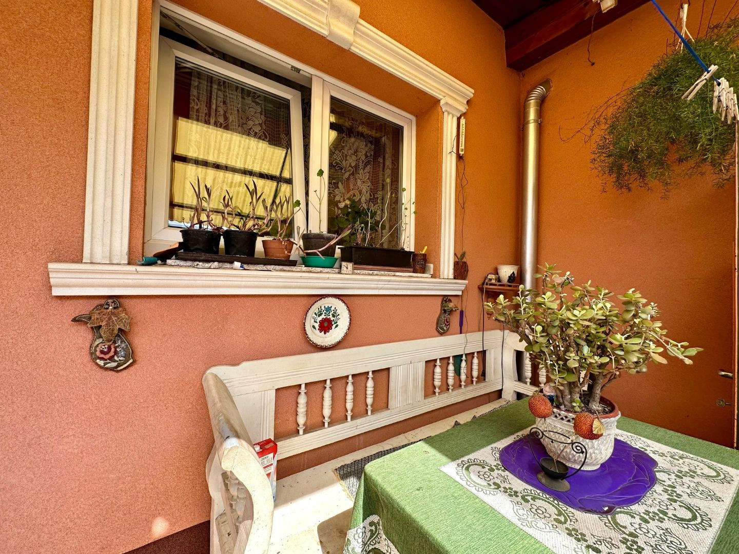 MAĎARSKO - SZENDRŐ ZREKONŠTRUOVANÝ 3 IZBOVÝ RD S PEKNÝM POZEMKOM.