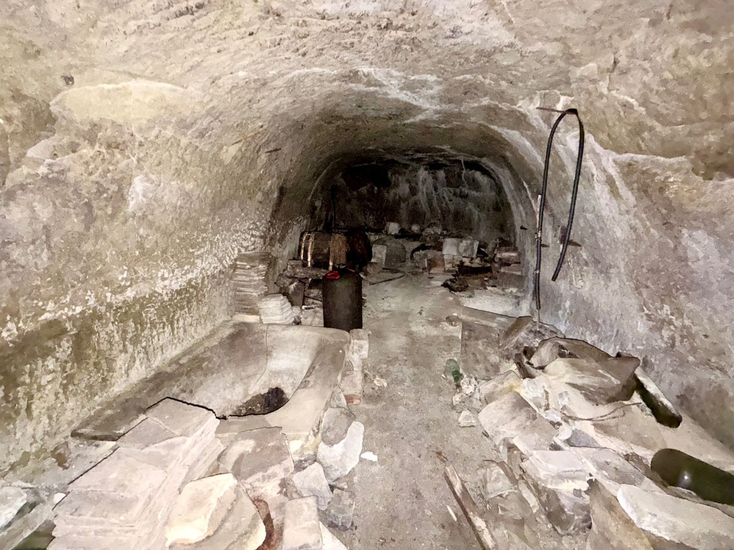 MAĎARSKO - SAJÓKERSZTÚR 2 X VINNÁ PIVNICA 50M2.