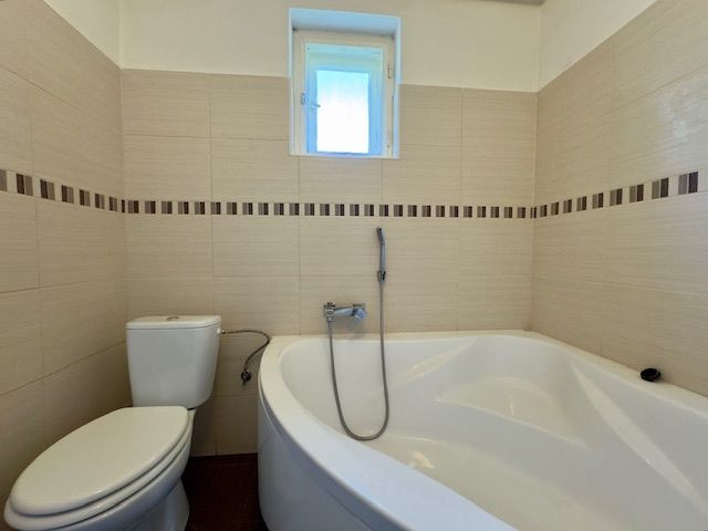 MAĎARSKO - PERKUPA 5 IZBOVÝ POSCHODOVÝ DOM PO REKONŠTRUKCII.