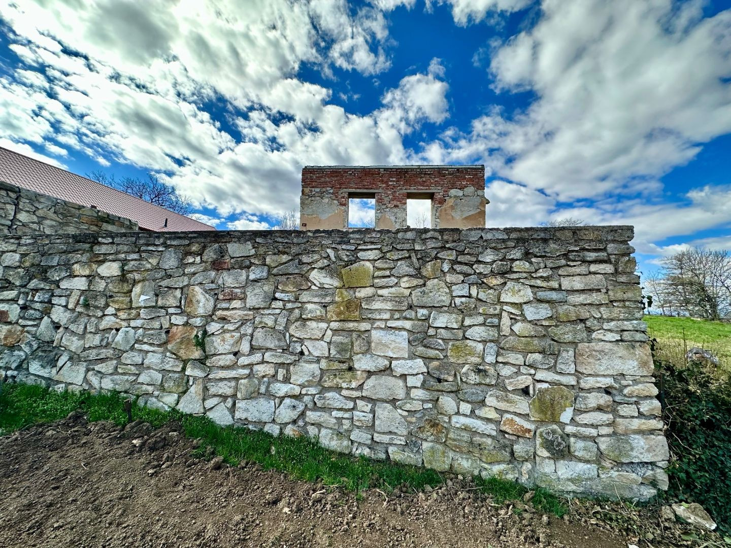 MAĎARSKO - ABAUJVÁR STAVEBNÝ POZEMOK, ZÁKLADY DOMU A MÚRY 1.700 M2, VŠETKY IS.