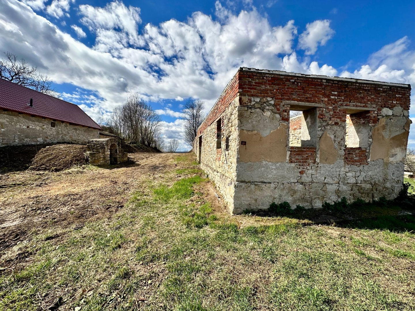 MAĎARSKO - ABAUJVÁR STAVEBNÝ POZEMOK, ZÁKLADY DOMU A MÚRY 1.700 M2, VŠETKY IS.