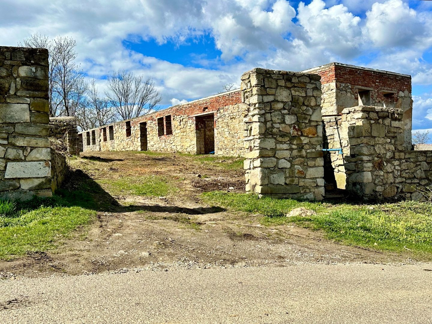 MAĎARSKO - ABAUJVÁR STAVEBNÝ POZEMOK, ZÁKLADY DOMU A MÚRY 1.700 M2, VŠETKY IS.