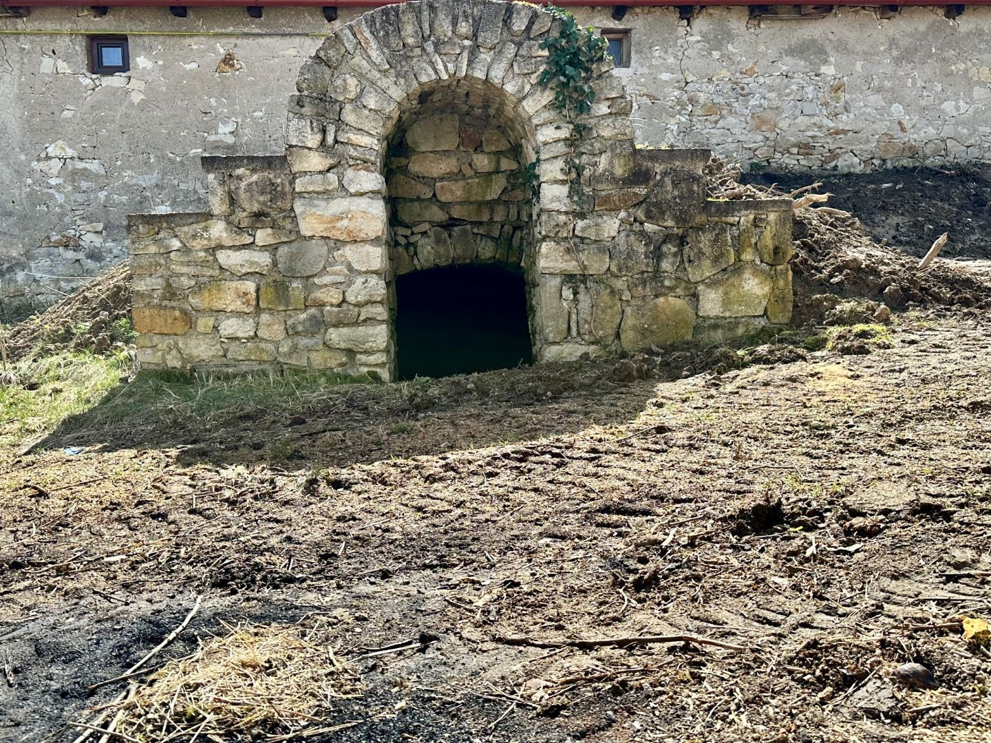 MAĎARSKO - ABAUJVÁR STAVEBNÝ POZEMOK, ZÁKLADY DOMU A MÚRY 1.700 M2, VŠETKY IS.