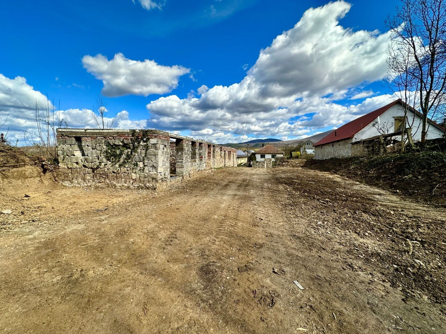 MAĎARSKO - ABAUJVÁR STAVEBNÝ POZEMOK, ZÁKLADY DOMU A MÚRY 1.700 M2, VŠETKY IS.