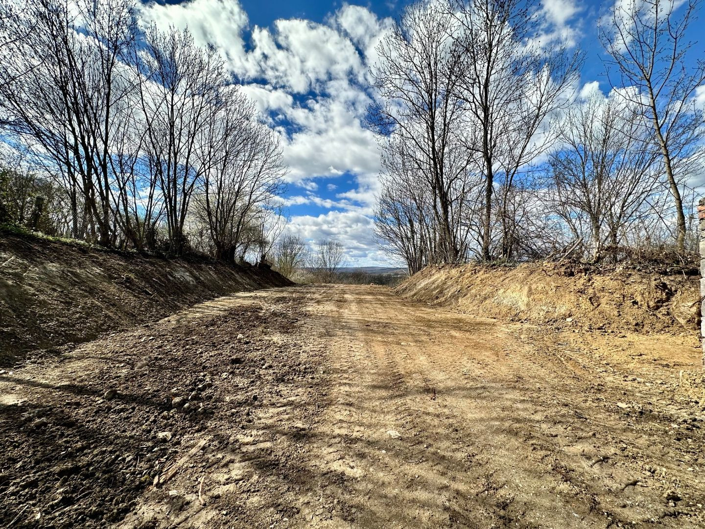 MAĎARSKO - ABAUJVÁR STAVEBNÝ POZEMOK, ZÁKLADY DOMU A MÚRY 1.700 M2, VŠETKY IS.
